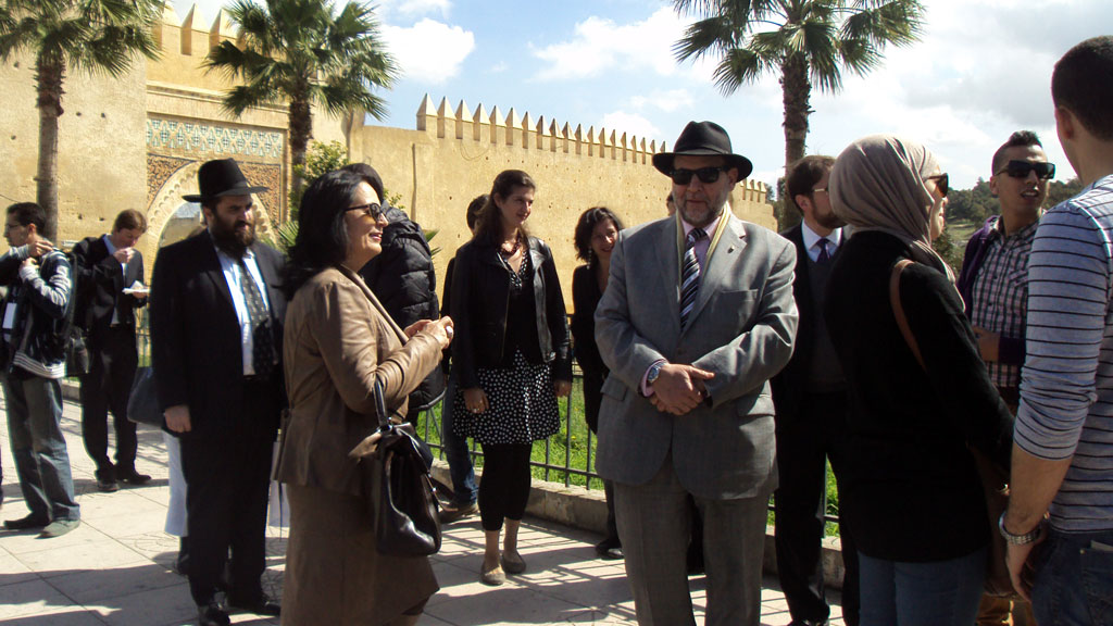 Muslime und Juden vor dem Bab Elmellah Eingangsportal der marokkanischen Stadt Fez; Foto: DW/B. Elasraoui