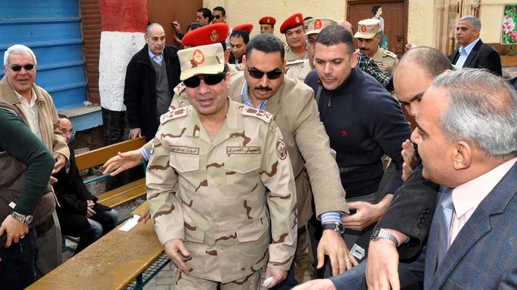Abdel Fattah al-Sisi (v.) am 14. Januar 2014 während der Abstimmung über die neue ägyptische Verfassung in einem Wahllokal in Kairo; Foto: dpa/picture-alliance