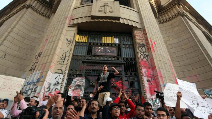 Activists of the 6 April movement demonstrating outside the Supreme Court in Cairo (photo: Reuters)