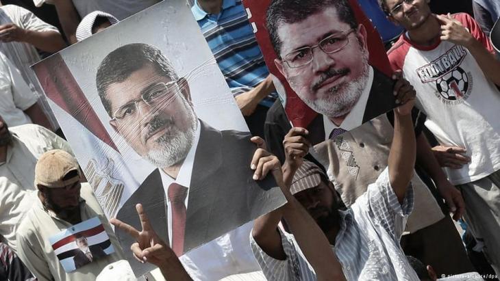 Supporters of Mohammed Morsi demonstrating in Cairo (photo: picture-alliance/dpa)