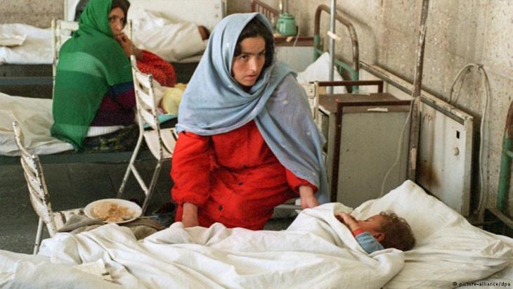 Women with children in a hospital in Kabul (photo: picture-alliance/dpa)