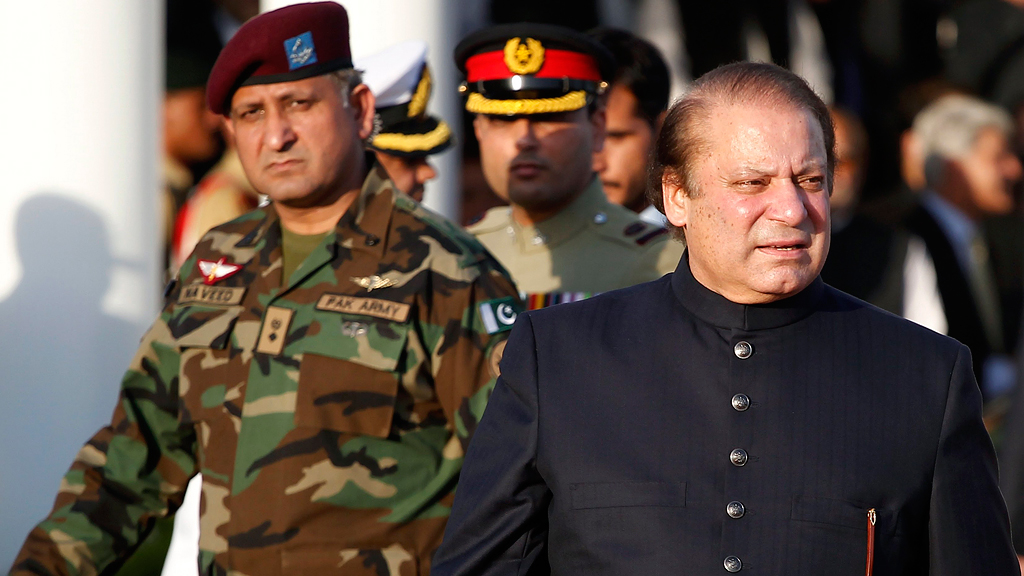 Pakistans Ministerpräsident Nawaz Sharif mit Vertretern des Militärs; Foto: Reuters