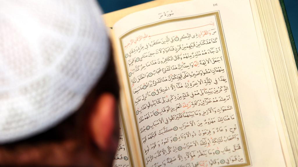 Imam liest den Koran in der Berliner Sehitlik-Moschee; Foto: dpa/picture-alliance