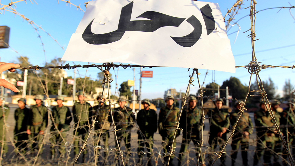 Armeeeinheiten vor Stacheldraht und einem Plakat mit der Aufschrift "Hau ab!" vor dem Präsidentenpalast in Kairo im Dezember 2012; Foto: Reuters