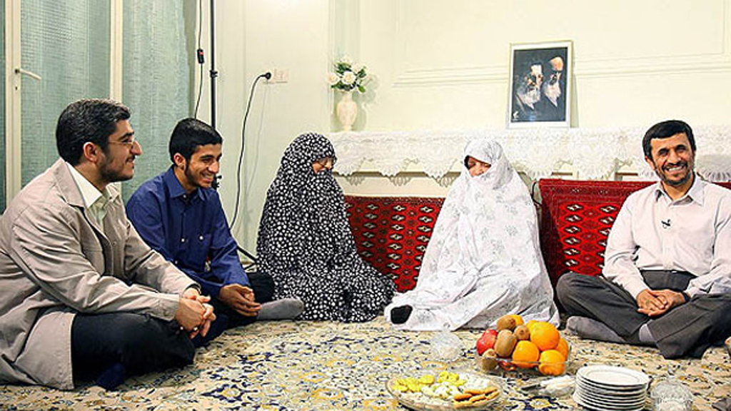 محمود أحمدي نجاد ضمن عائلته. Foto: ISNA