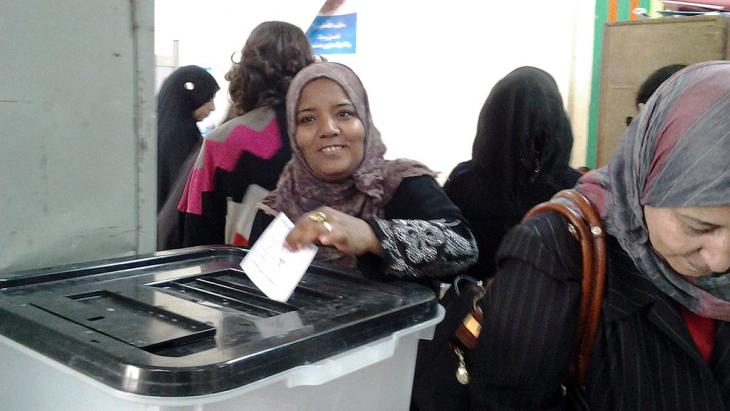 A woman casts her vote in a polling station in Cairo (photo: Mostafa Hashem/DW)