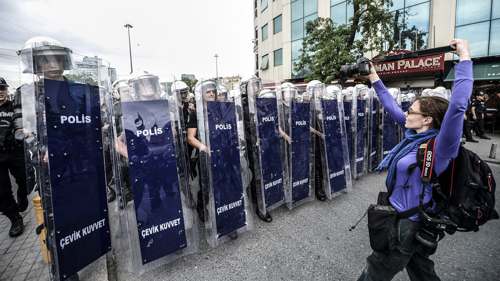 Fotografin am 31.5.2014 vor Polizei-Einheiten am Taksim-Platz in Istanbul; Foto: BULENT KILIC/AFP/Getty Images