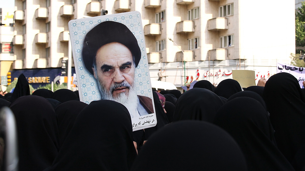 Anhängerinnen Ahmadinedschads in Teheran demonstrieren für eine strengere Einghaltung des Schleierzwangs; Foto: Tabnak