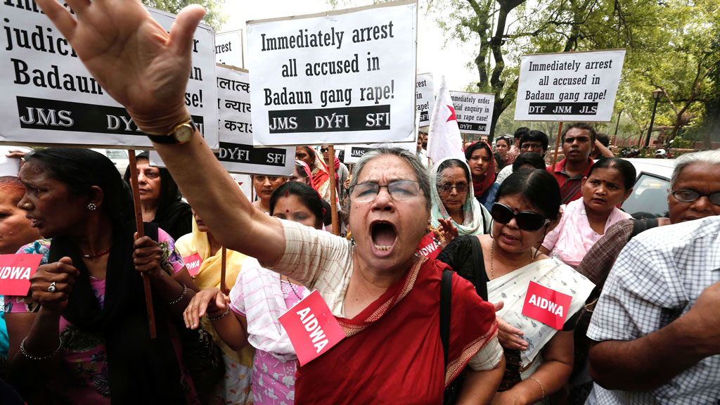 Demonstrantinnen der All India Democratic Women's Association (AIDWA) halten Plakate während eines Protestes gegen den brutalen Vergewaltigungsmord an zwei Mädchen, Neu Delhi, 31. Mai 2014; Foto: REUTERS/Adnan Abidi