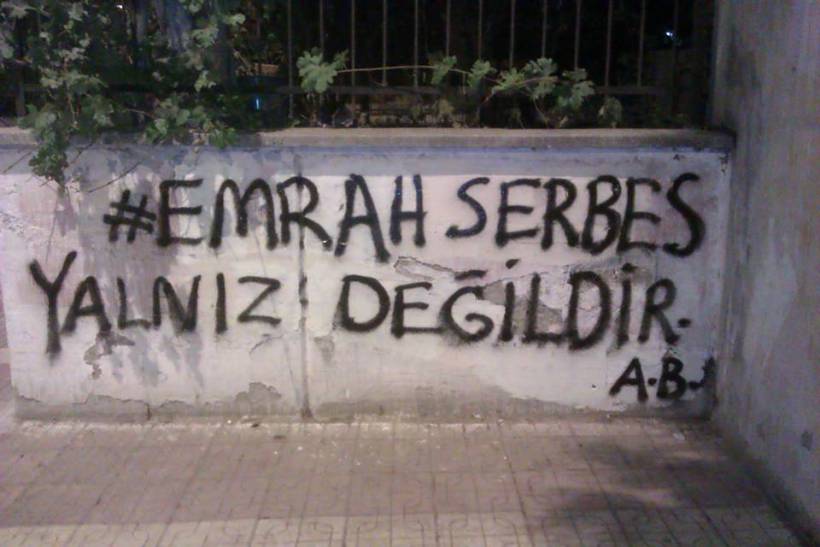 Graffiti "Emrah Serbes ist nicht allein"; Foto: binooki.com/