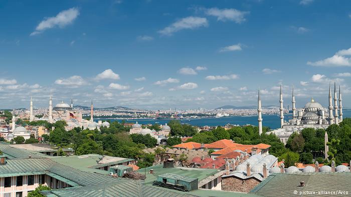 Hagia Sophia (l.) und Sultan-Ahmet-Moschee (r.); Foto: dpa/Arco