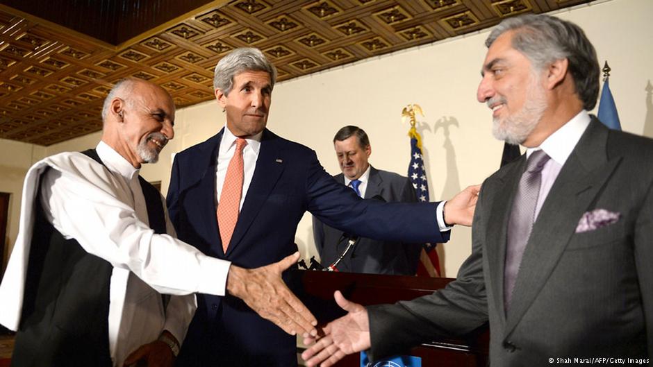 US-Außenminister John Kerry vermittelt zwischen den beiden afghanischen Präsidentschaftskandidaten Abdullah und Ahmadzai; Foto: AFP/Getty Images