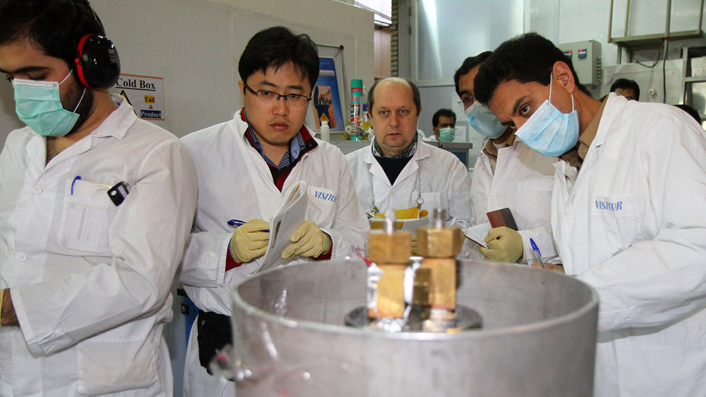مفتشون دوليون ومهندسون إيرانيون في مركز ناتان النووي بتاريخ 20 / 01 / 2014. Foto: AFP/Getty Images