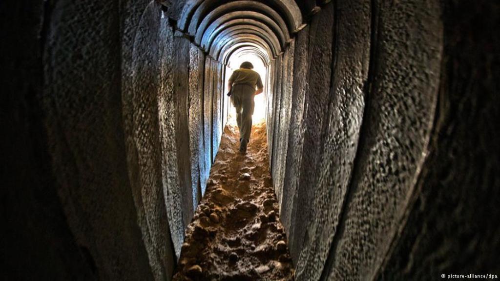 An Israeli soldier in a Hamas tunnel (photo: picture-alliance/dpa)