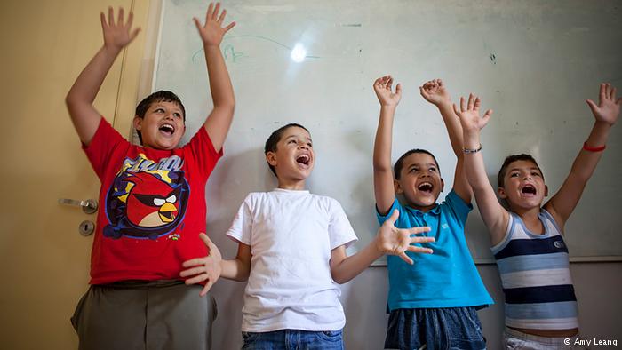 Syrische Flüchtlingskinder singen ein Lied in ihrer neunen Schule in Beirut; Foto: Amy Leang