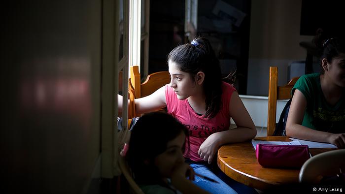 Ashta, 12, schaut während eines Aufsatzkurses aus dem Fenster; Foto: Amy Leang