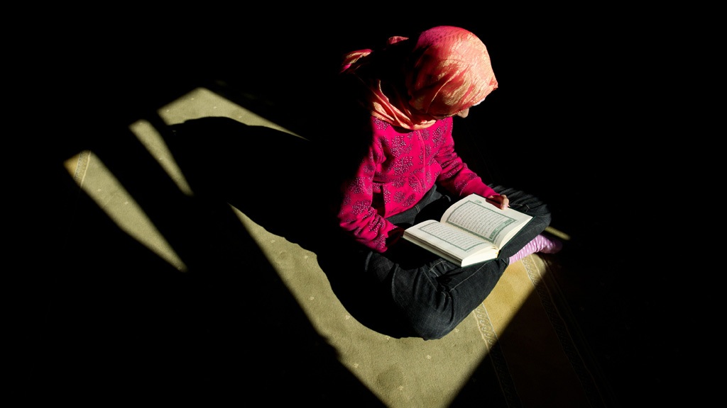 Die elfjährige Muslimin Asiye liest im Koran; Foto: Picture-alliance/dpa