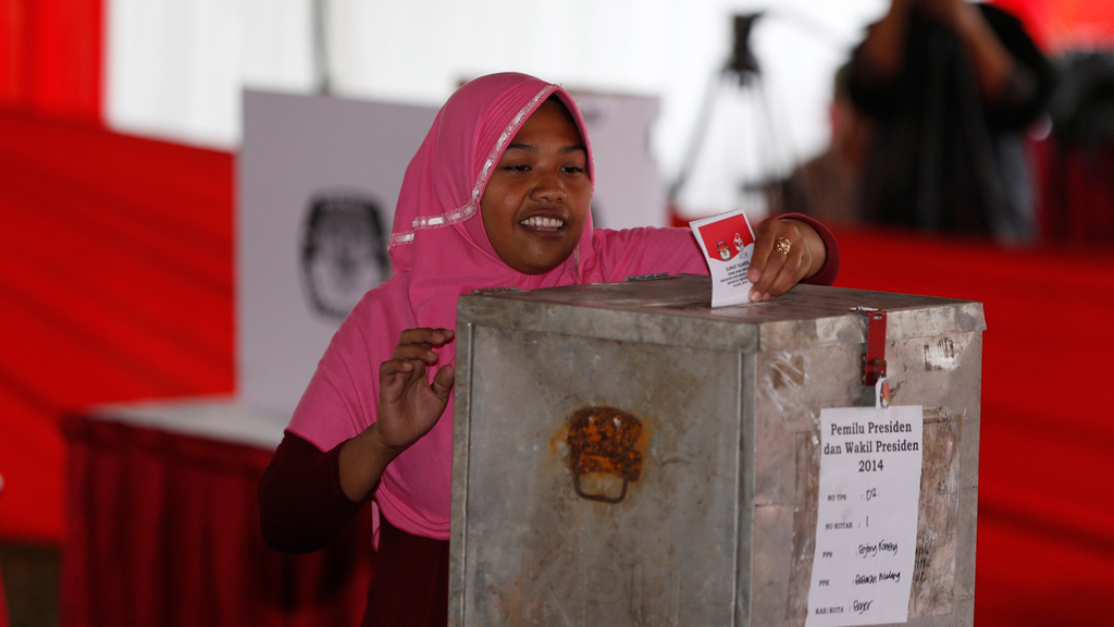 Eine Frau wirft ihren Wahlzettel in die Urne; Foto: Reuters