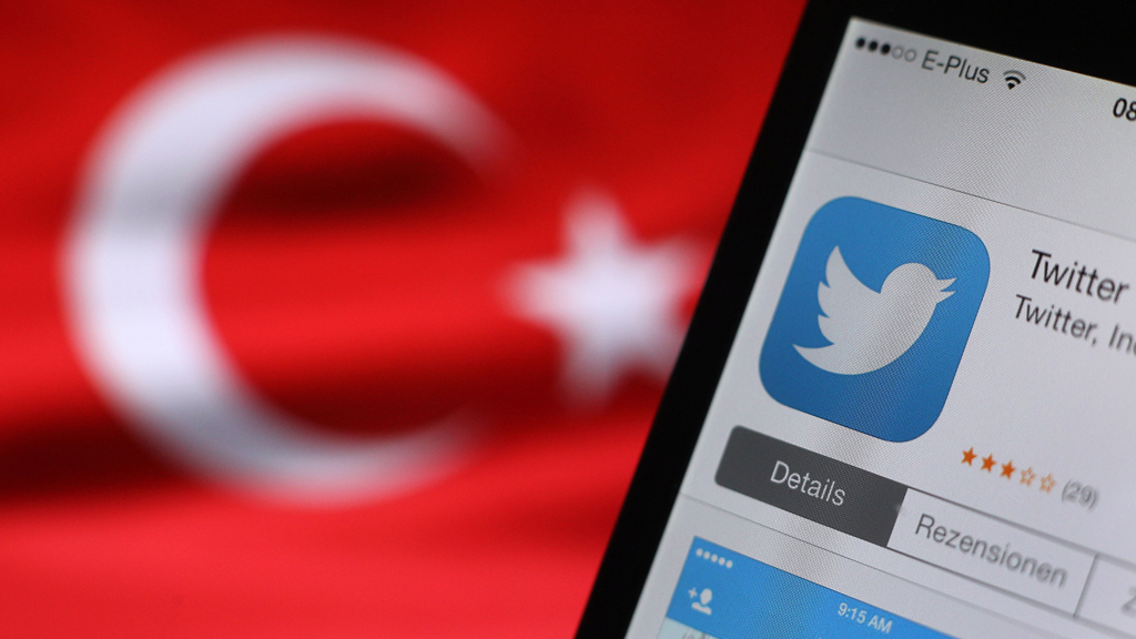 Ein Twitter- Logo auf dem Display eines iPhones vor der türkischen Nationalflagge; Foto: dpa/picture-alliance