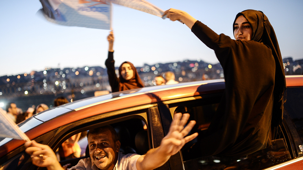 Anhänger Erdogans jubeln am 10. August 2014 in Istanbul nach der Bekanntgabe des Wahlergebnisses; Foto: AFP/Getty Images