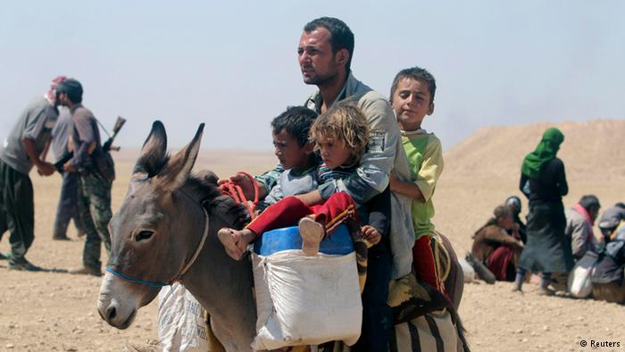 Ein Vater mit drei Kindern auf einem Esel; Foto: Reuters