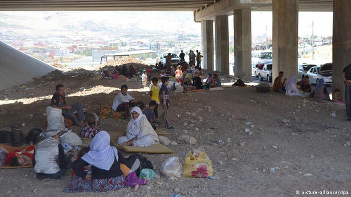Jesiden leben provisorisch unter einer Brücke; Foto: picture-alliance/dpa