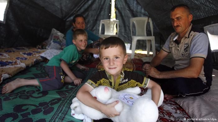 Eine Familie findet Zuflucht in einem UN-Flüchtlingszelt; Foto: picture-alliance/dpa