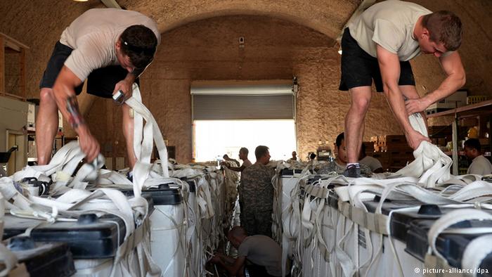 US-Soldaten bei der Vorbereitung einer Hilfslieferung; Foto: picture-alliance/dpa