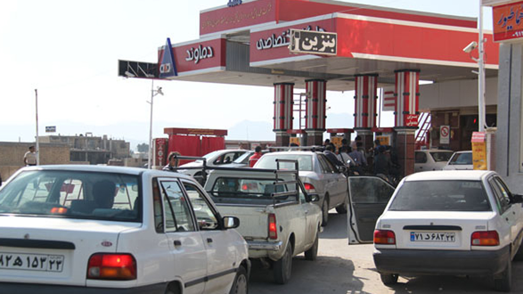 Autos stehen Schlange an einer iranischen Tankstelle im Januar 2014; Foto: imna.ir