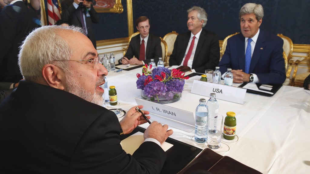 Irans Außenminister Dschawad Sarif (vorne) bei bilateralen Verhandlungen mit US-Außenminister John Kerry am 14. Juli 2014 in Wien; Foto: picture-alliance/AP