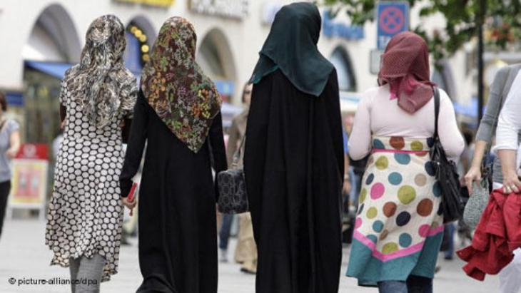 Young women wearing headscarves in Munich (photo: picture-alliance/dpa)