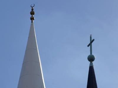 Symbolbild interreligiöser Dialog: Kirchturm und Minarett; Foto: dpa