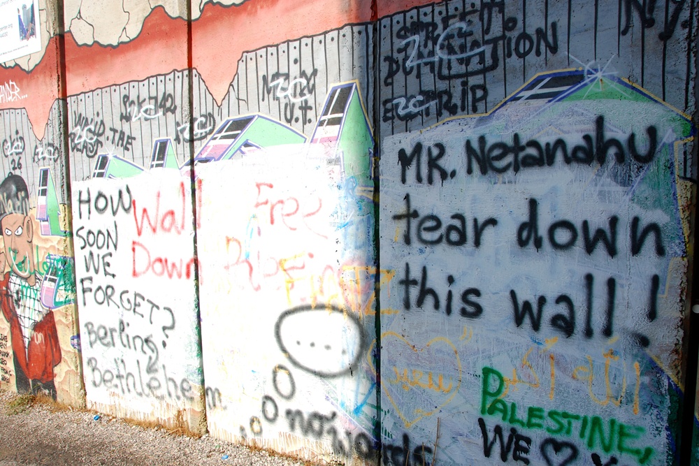 Graffitis an der Mauer bei Bethlehem; Foto: Laura Overmeyer