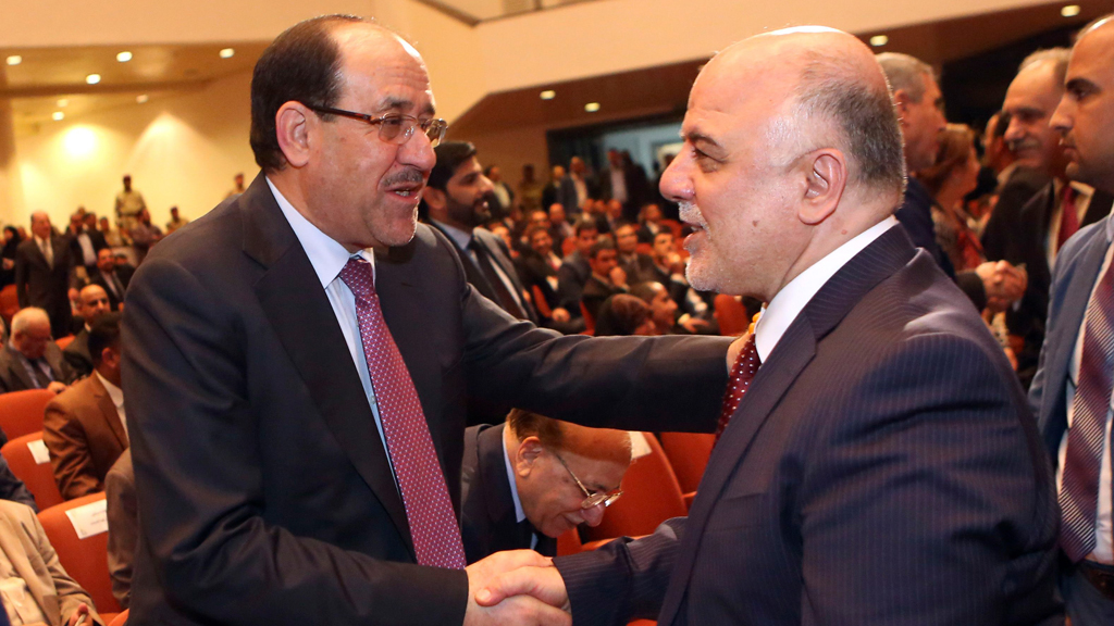 Nuri al-Maliki (l.) gratuliert Haidar al-Abadi, dem neuen irakischen Ministerpräsidenten, in Bagdad; Foto: Reuters/Hadi Mizban