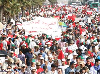 Anhänger des Boutchichiya-Ordens demonstrieren im Juli 2011 für eine Verfassungsreform in Casablanca; Foto: DW
