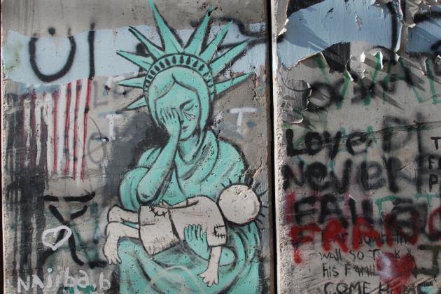 The statue of liberty crying for the young "Handala" (photo: Laura Overmeyer)