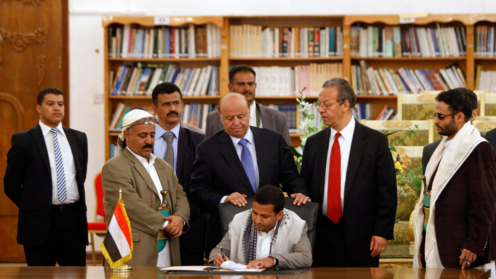 Unterzeichnung des Friedensvertrages durch Hussein al-Ezzi (Mitte) mit dem UN-Sonderbeauftragtem Jamal Benomar (2.v.r.) am 21. September 2014; Foto: Reuters/M.al-Sayaghi
