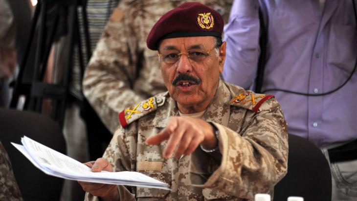 General Ali Muhsin during a meeting with Arab ambassadors in Sanaa (photo: picture-alliance/dpa)