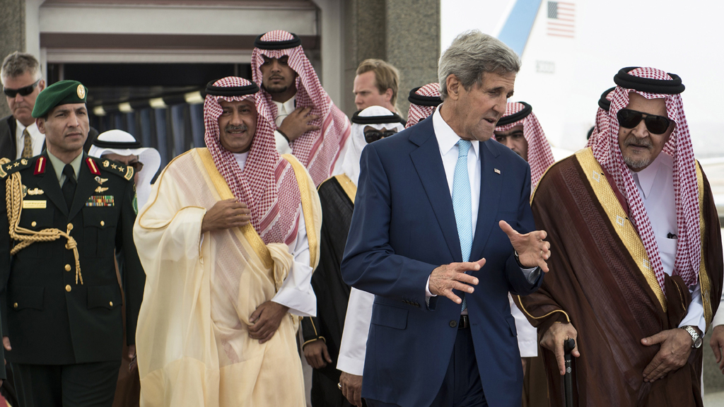 John Kerry und Saudi-Arabiens Außenminister Saud al-Faisal; Foto: AFP/Getty images/Brendon Lamarque)