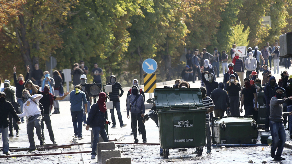 Auseinandersetzung zwischen Polizei-Einheiten und kurdischen Demonstranten in Ankara; Foto: Getty Images/AFP/Adem Altan