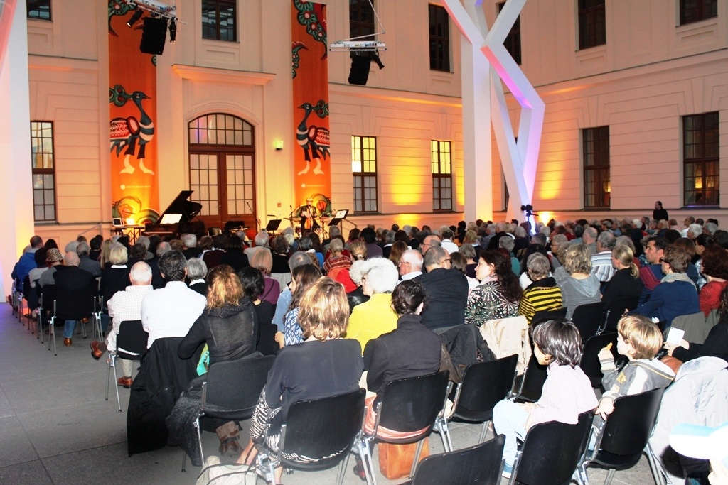 أمسية موسيقية جمعت بين المغنية التركية اليهودية هاداس بال ياردن والمغني الجزائري الألماني مومو دجاندر في برلين.