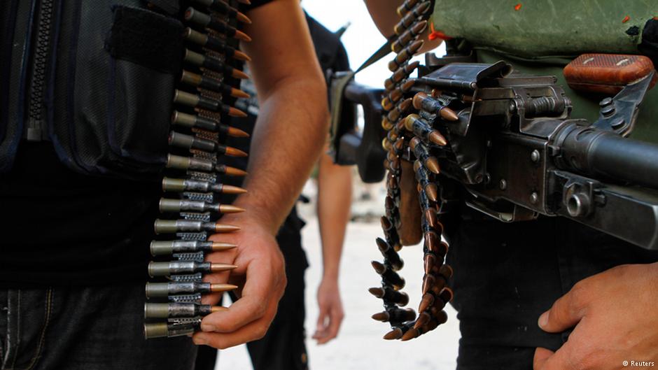 Syrische Rebellen mit Patronengürtel; Foto: Reuters