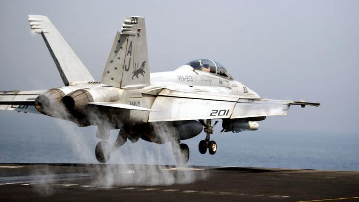A US fighter jet on the aircraft carrier George H.W. Bush in the Persian Gulf (photo: picture-alliance/dpa)