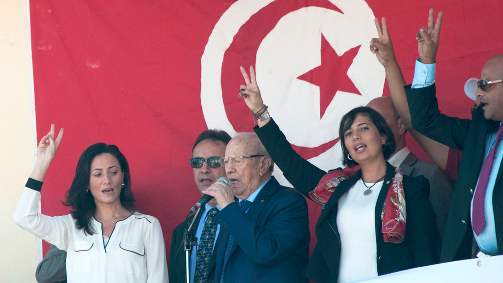 Beji Caid Essebsi: Gründer und Präsident der Partei Nidaa Tounes zusammen mit den Kandidaten des Wahlkreis Ben Arous bei einem Meeting in Hammam Lif; Foto: Sarah Mersch