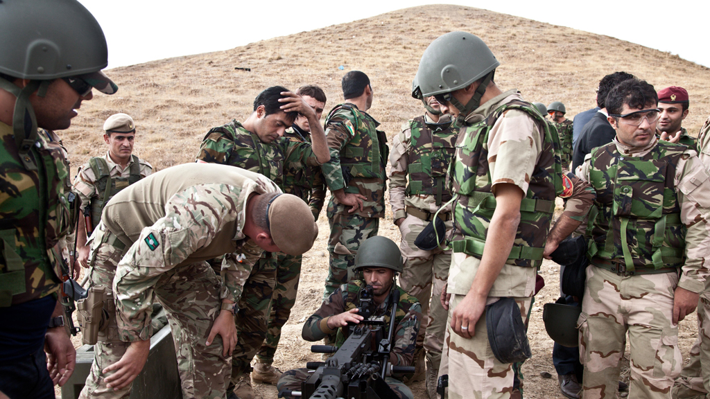 British troops training Kurdish Peshmerga on new machine guns (photo: Sebastian Meyer)