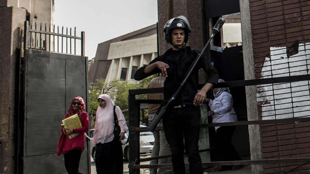 Anti-Aufstandseinheiten am Eingang der Al-Azhar-Universität; Foto: Getty Images/AFP/Khaled Desouki
