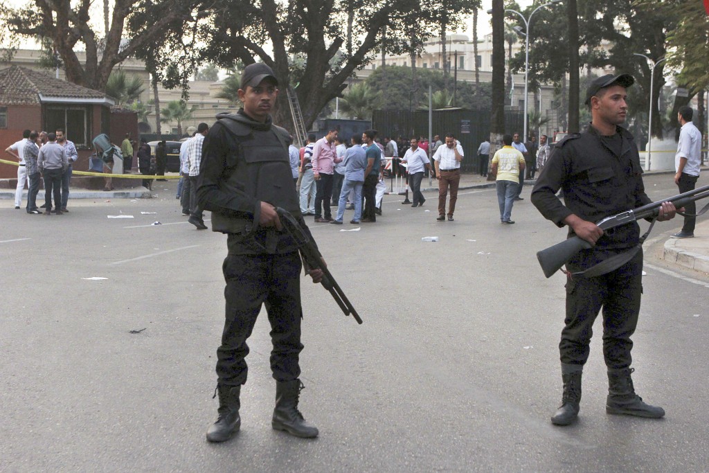Ägyptische Sicherheitskräfte vor der Uni Kairo nach einem Bombenanschlag im Oktober 2014; Foto: AP/Mohammed Abu Zaid