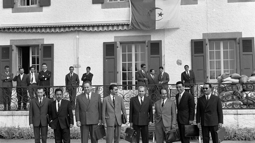Die algerische Delegation der Algerienkonferenz zwischen Algerien und Frankreich in Evian 1961. Von links nach rechts: Mohamed ben Yahia, Saad Dahlab, Ahmed Boumendjel, Ali Mendjel, Ahmed Francis, Belkacem Krim (Chef der Delegation), Taieb Boulahrouf und Kommandant Slimane; Foto: KEYSTONE/PHOTOPRESS-ARCHIV/Str
