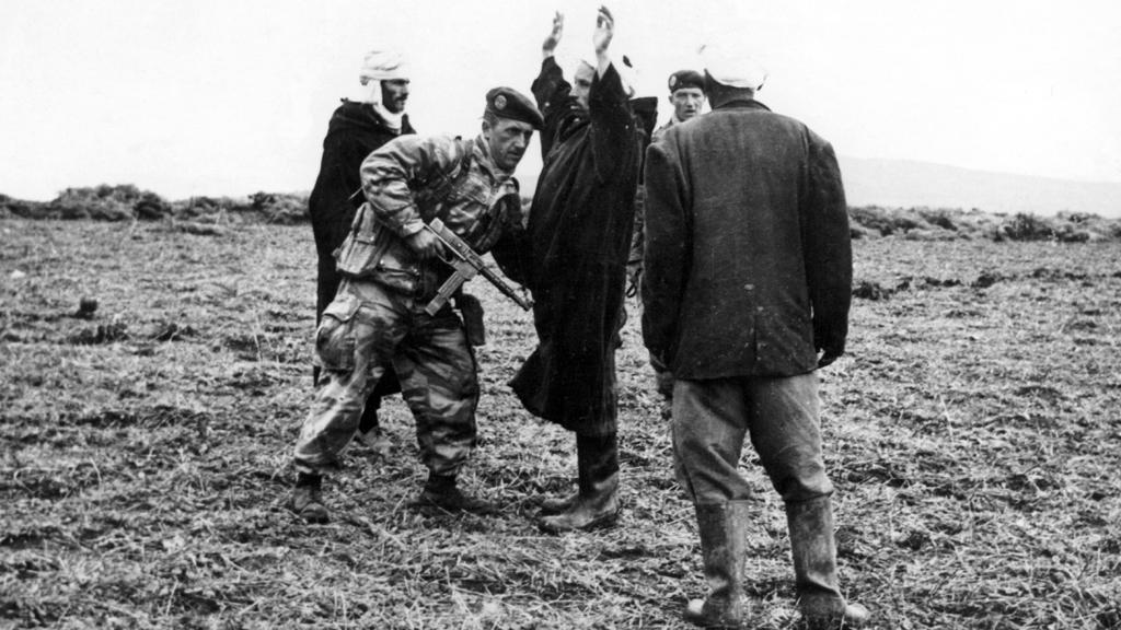 Eine französische Patrouille durchsucht am 21.01.1958 in der Nähe von Duvivier (Algerien) verdächtige Personen nach Waffen; Foto: picture-alliance