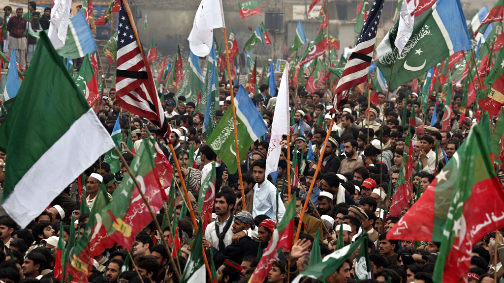 Demonstration von Anhängern der Tehrik-e-Insaf (PTI) Imrarn Khans am 23. November 2013 in Peschawar; Foto: dpa/picture-alliance